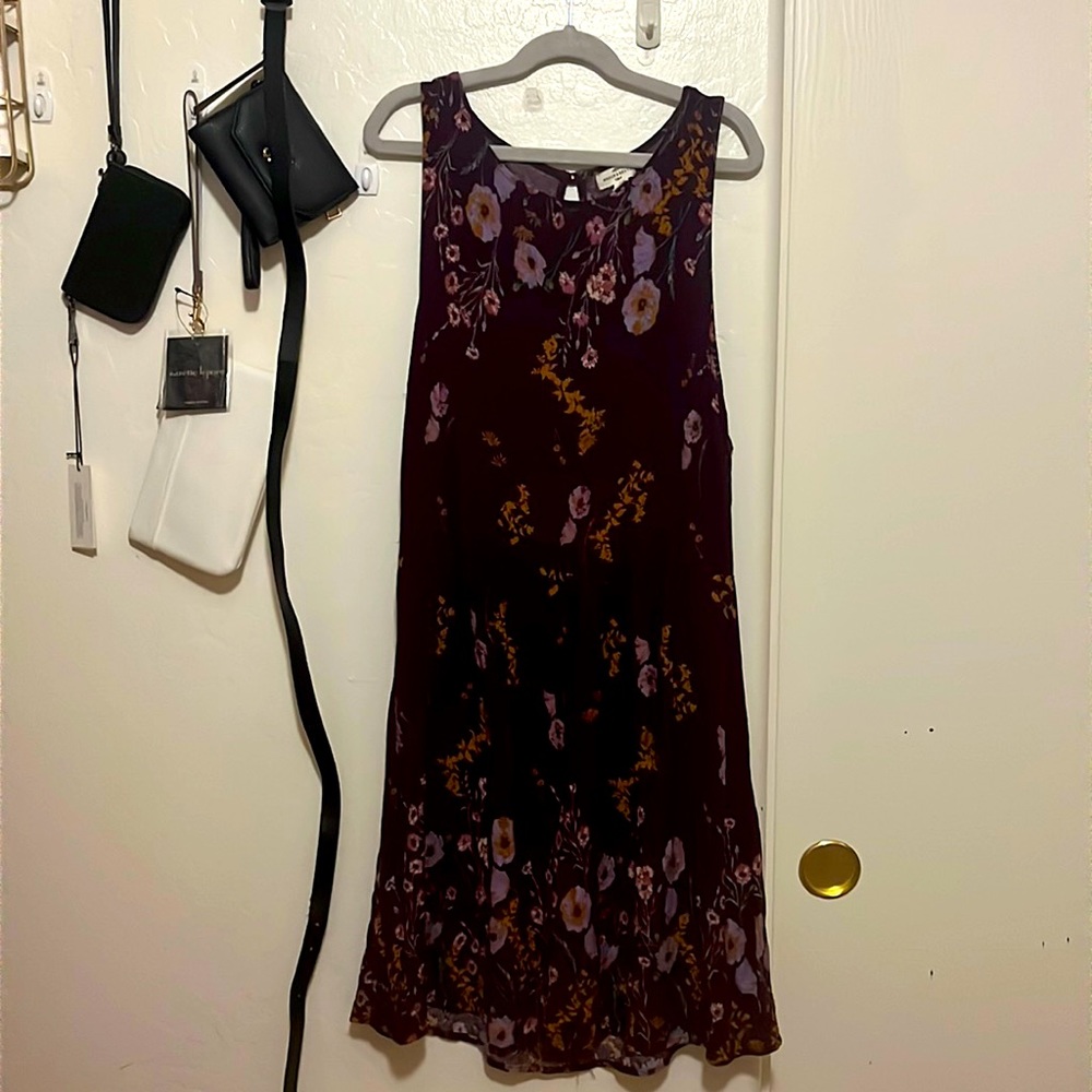 Mason and Belle burgundy flower. Open back ruffle gold hardware button zip Large